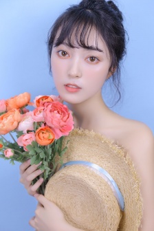 公交车一晃一晃撞进了水消防